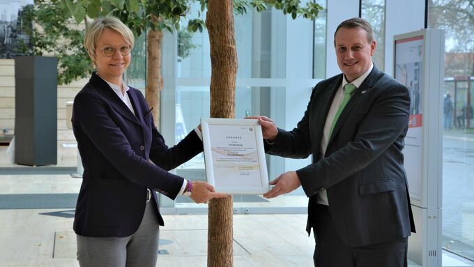 Regierungspräsidentin Dorothee Feller (l.) übergibt dem Tecklenburger Bürgermeister, Stefan Streit, die Anerkennungsurkunde als Kneipp-Kurort