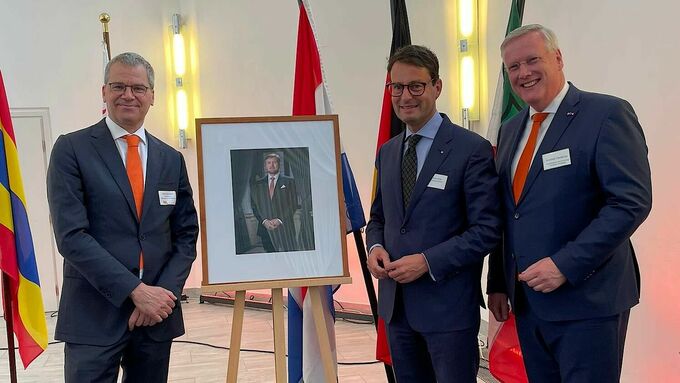 v.l. Generalkonsul der Niederlande Peter Schuurmann, Regierungspräsident Andreas Bothe und Kommissar des Königs der Provinz Overijssel Andries Heidema.