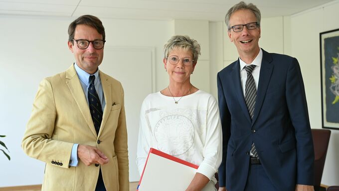 v.l. Regierungspräsident Andreas Bothe, Jubilarin Doris Thälker und Regierungsvizepräsident Dr. Ansgar Scheipers