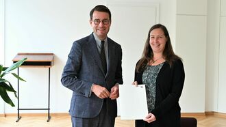 v.l. Regierungspräsident Andreas Bothe und Jubilarin Kerstin Hinnemann