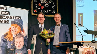Obermeister Andreas Marschan (r.) bedankte sich mit einem Blumenstrauß und Präsent bei Regierungspräsident Andreas Bothe.