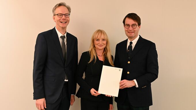 Regierungspräsident Andreas Bothe (r.) und Regierungsvizepräsident Dr. Ansgar Scheipers (l.) mit Ines Ackermann